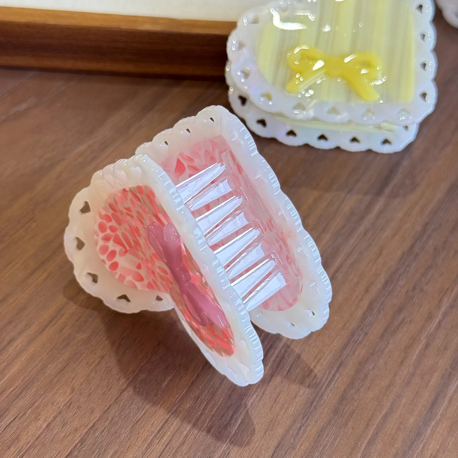 Dowell Acetic Acid Bow Heart-shaped Grab Clip, High-end Color-blocking Hair Clip, Versatile Hair Accessory