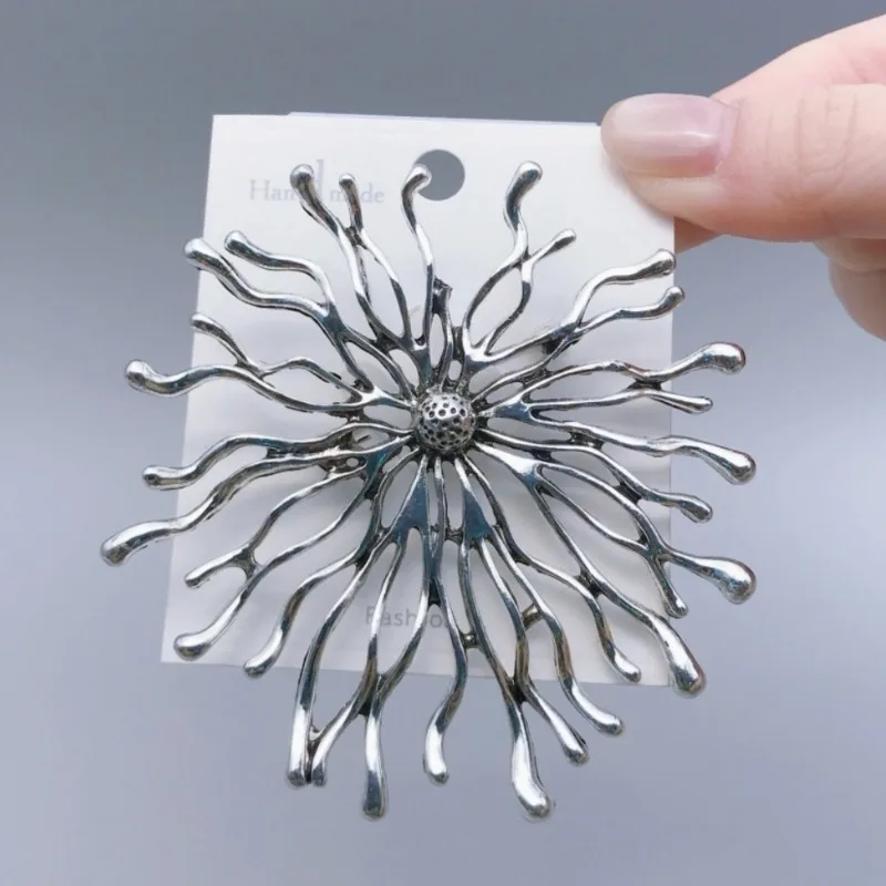 Vintage Art Design Sun Shine Brooches For Women Unisex 2-color Metal Round Party Casual Brooch Pins Gifts Pins Custom Pin