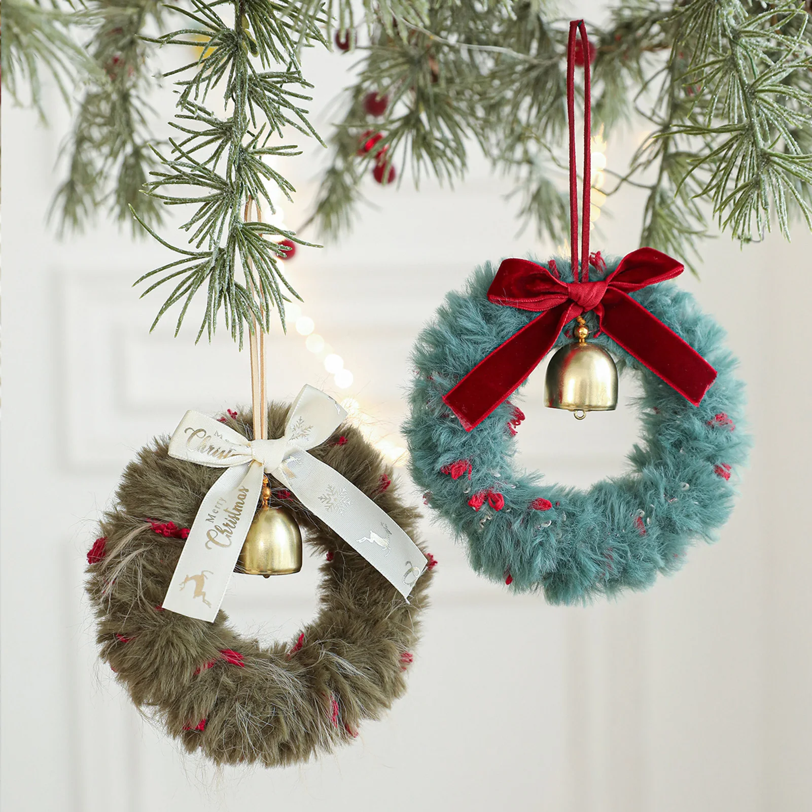 

Автомобильный плюшевый рождественский венок, подвесное украшение с колокольчиками и ленточным бантом для праздничного декора окна, двери, праздничное украшение