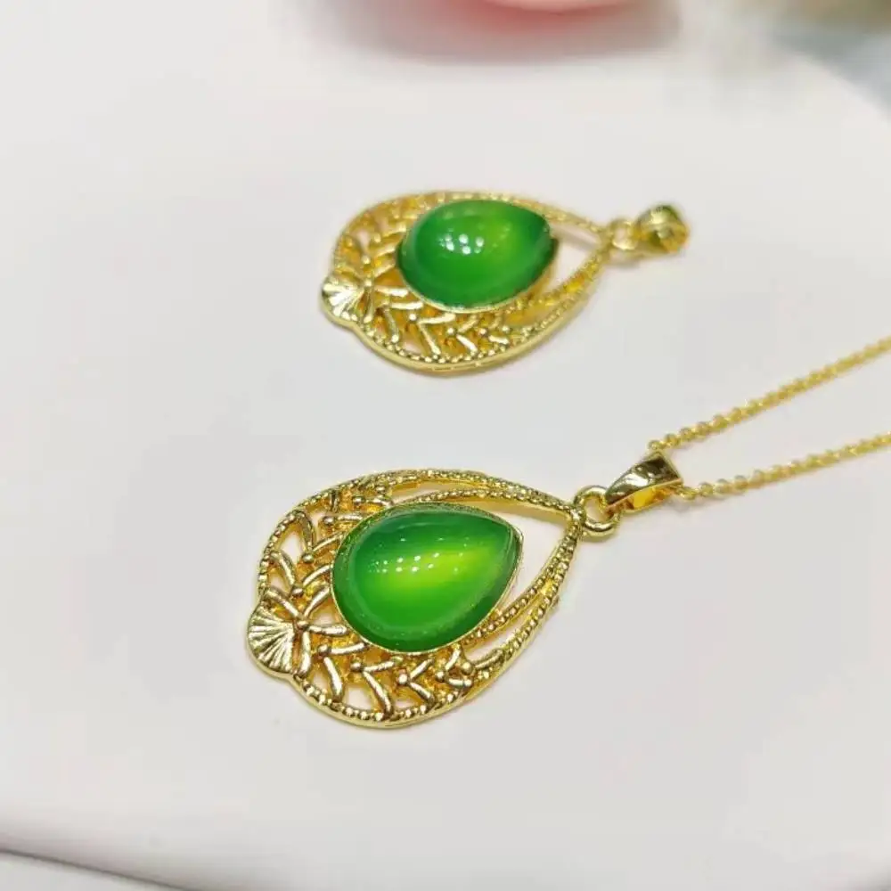 Stylish Chrysoprase Jade Pendant Clavicle Chain Natural Chalcedony Necklace Pendants Women Charm Jewelry Simple Elegant Gemstone