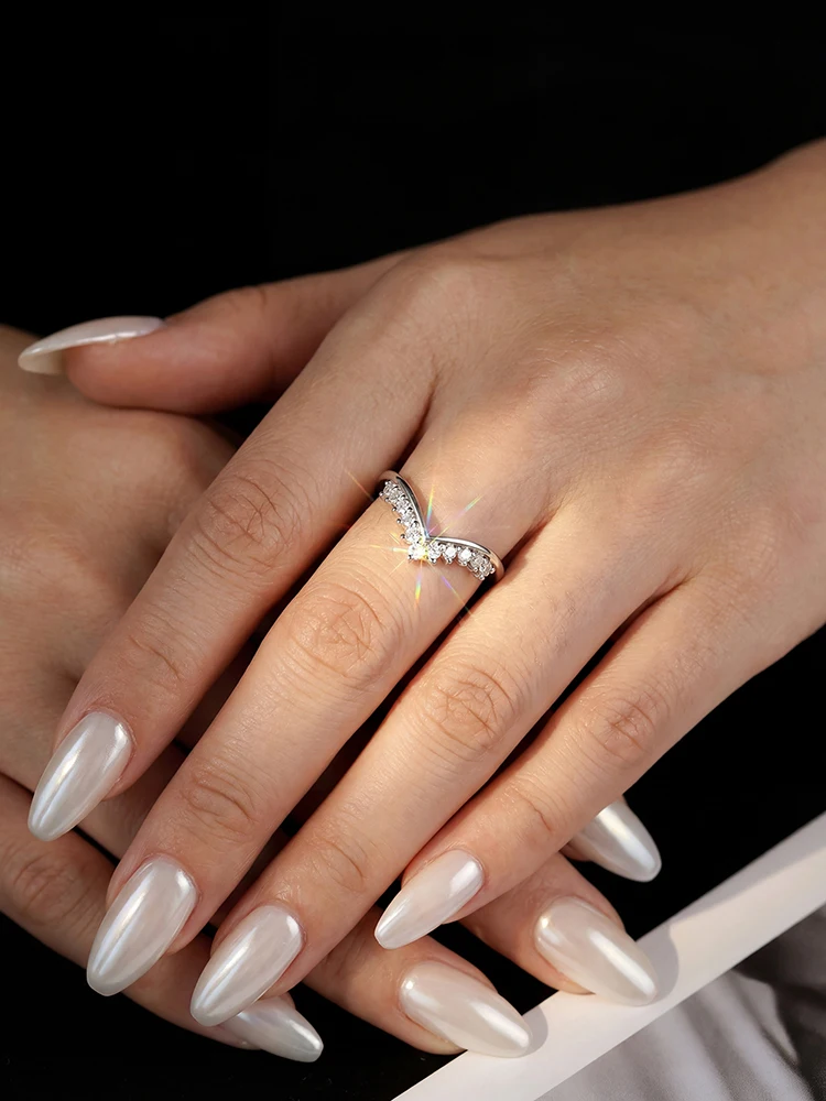 Wunderschöner, glänzender, hochwertiger Ehering mit echtem Moissanit-Diamant in V-Form für Damen, Verlobung, luxuriöser Schmuck – Detail 4