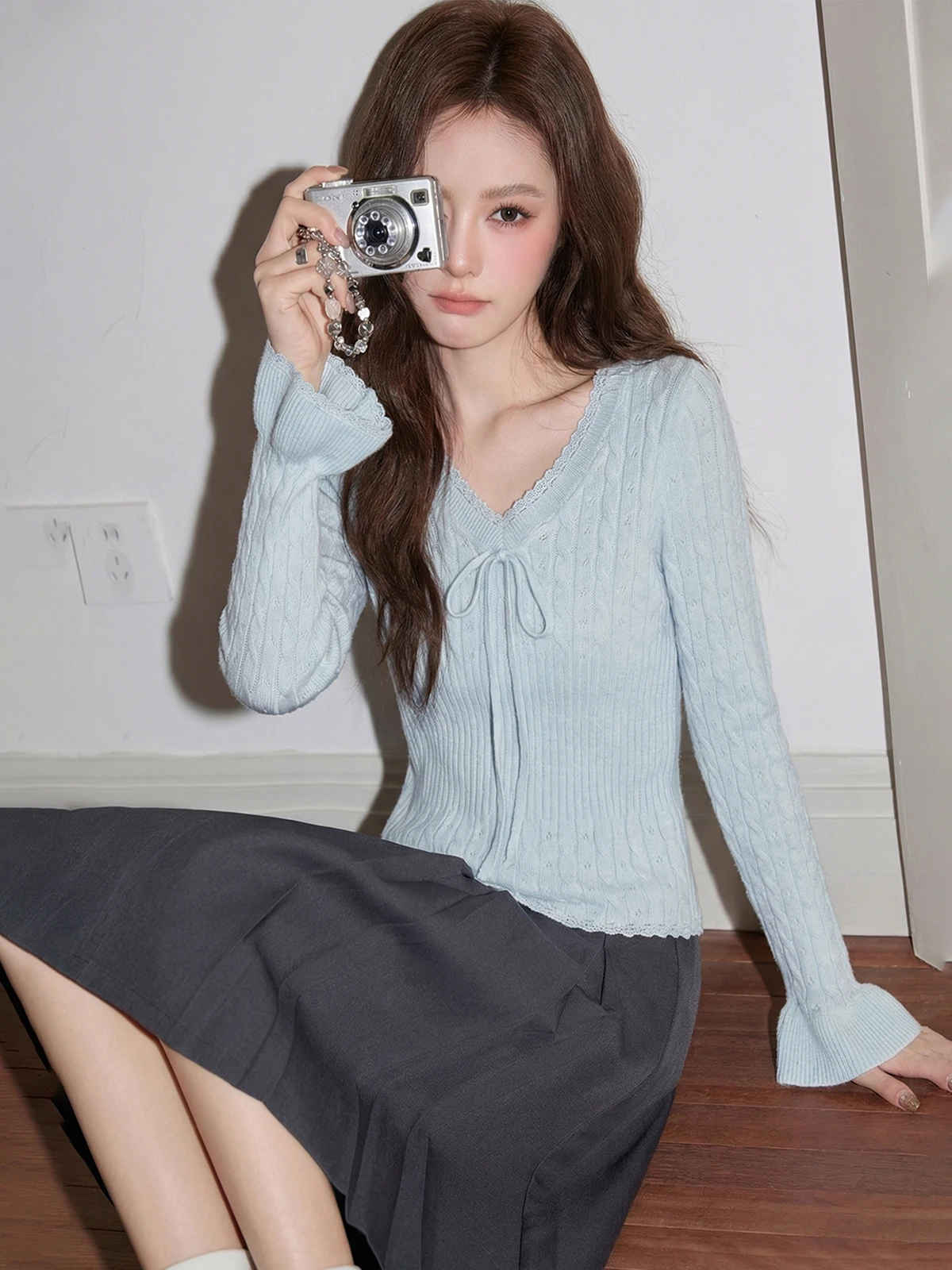 

Весенний синий трикотажный топ с V-образным вырезом для женщин, приталенный, с короткими рукавами-колокол, в корейском стиле, базовая модель, дизайнерская новинка