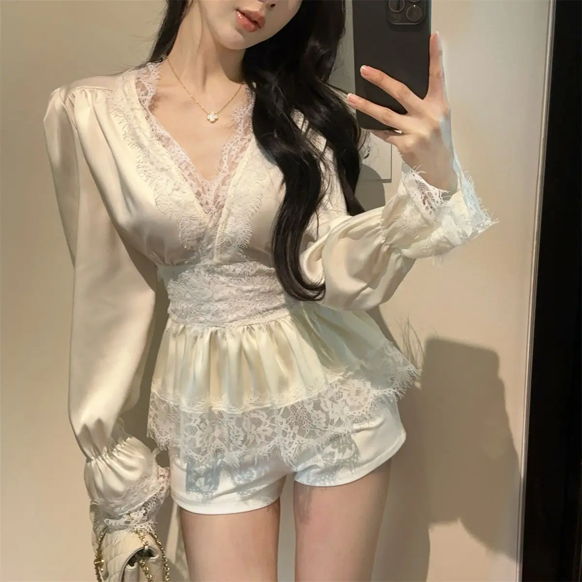 Primavera otoño francés elegante encaje Trim cuello en V camisa de satén mujeres diseño sentido cintura Top de manga larga