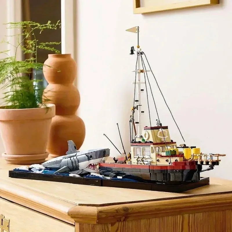 In Voorraad 21350 Kaak Diorama Witte Haai Model Bouwstenen Set Piratenschip Zeevisser Vissersboot Vaartuig Speelgoed Voor Kind Cadeau