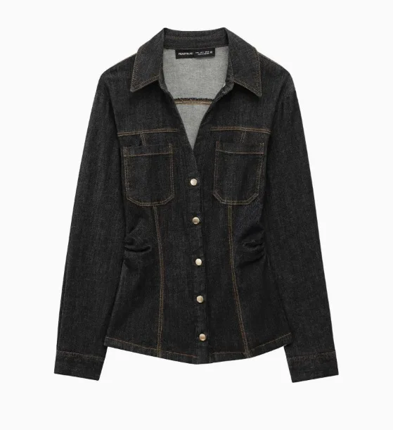 Giacca di jeans oversize da donna con colletto con tacca e doppia tasca. Dettaglio del punto grezzo. Versatile ed elegante.