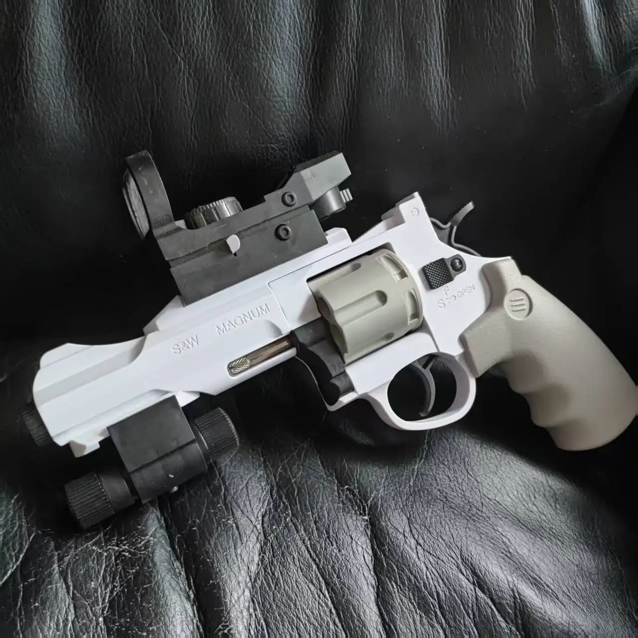 Pistola de tiro automático bala de dardo macio tiro contínuo tático revólver arma de brinquedo cs arma ao ar livre para crianças adultos