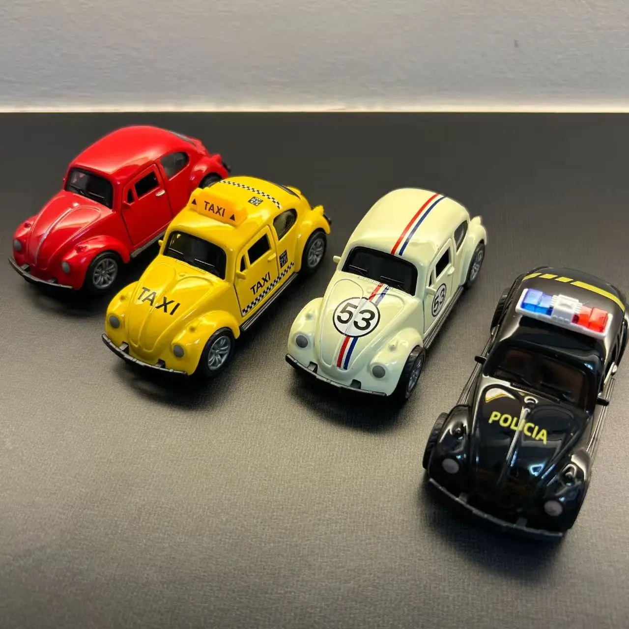 Vintage Beetle Diecast Car Toy, Pull Back Mini Vehicle Model, Openable Doors, Classic Car Collectible Gift for Children