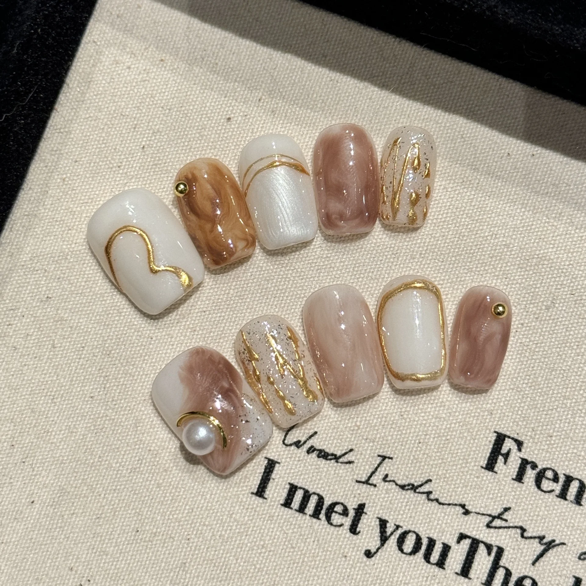 10Pcs Light Brown Press on Nails Short Square Retro Autumn Winter False Nail with Glue Pearl Gold Line Full Cover Nails Wearable