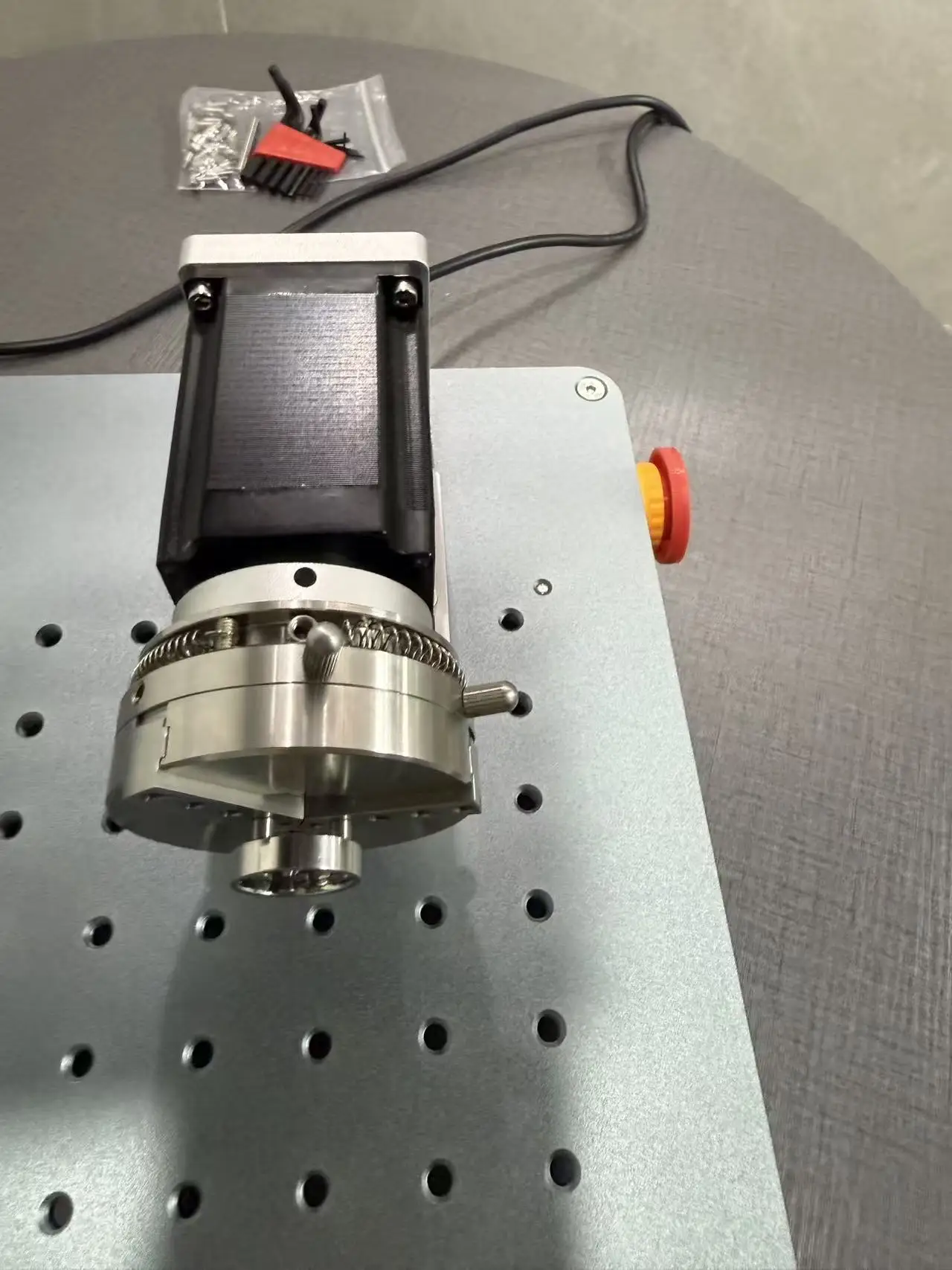 20W 휴대용 데스크탑 파이버 레이저 마킹 머신, 금속, 플라스틱, 세라믹용 미니 조각기, 110x110mm 영역 레이저 조각