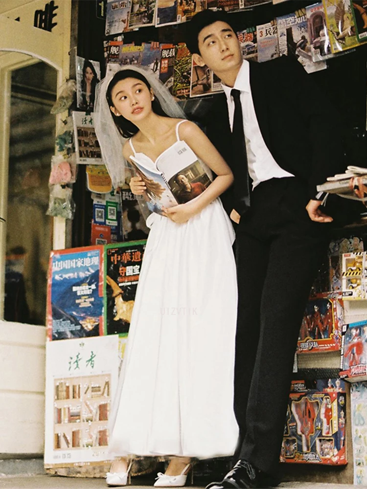 シンプルな軽量ウェディングドレスエレガントな白いストラップレスドレス婚約と結婚登録用ポリエステルサテン生地