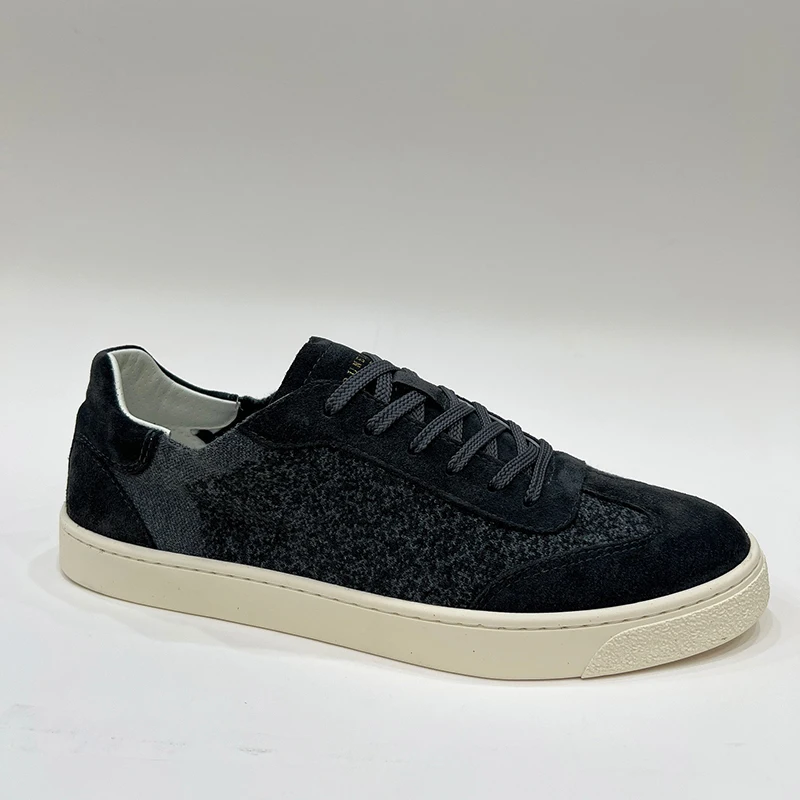 Italienische Herren-Freizeitschuhe aus gestricktem Mesh mit Nähten. Rundes Outdoor-Schnürdesign. Leichte, bequeme Sneakers aus echtem Leder