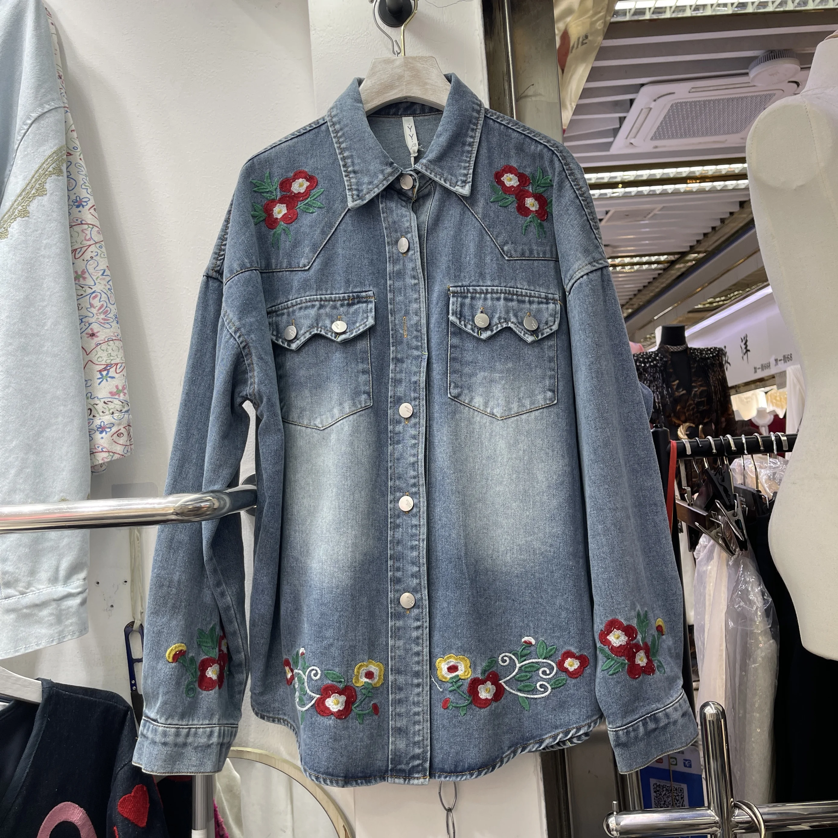 

Винтажная синяя свободная джинсовая рубашка средней длины с цветочной вышивкой, однобортная женская джинсовая куртка с лацканами и длинными рукавами, пальто