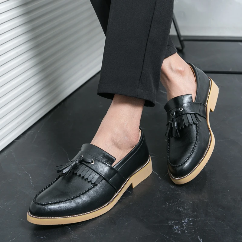 Mocassins masculinos pontiagudos e elegantes, estilo de design com borla, festa casual e boate, sapatos de cabeleireiro bonitos, preto 38-47