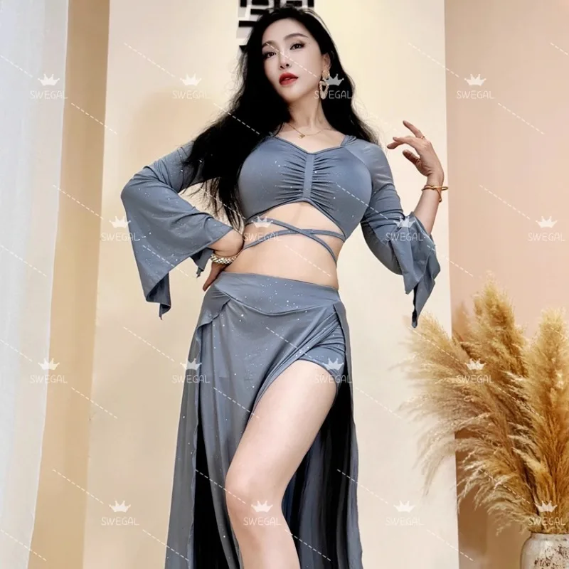 زي الرقص الشرقي المخصص لممارسة الرقص الشرقي باللون الفضي والرمادي وأكمام شق صغيرة واسعة مع تنورة طويلة بشق مزدوج