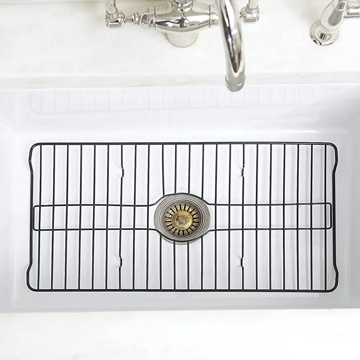 واقي حوض أسود كبير جدًا