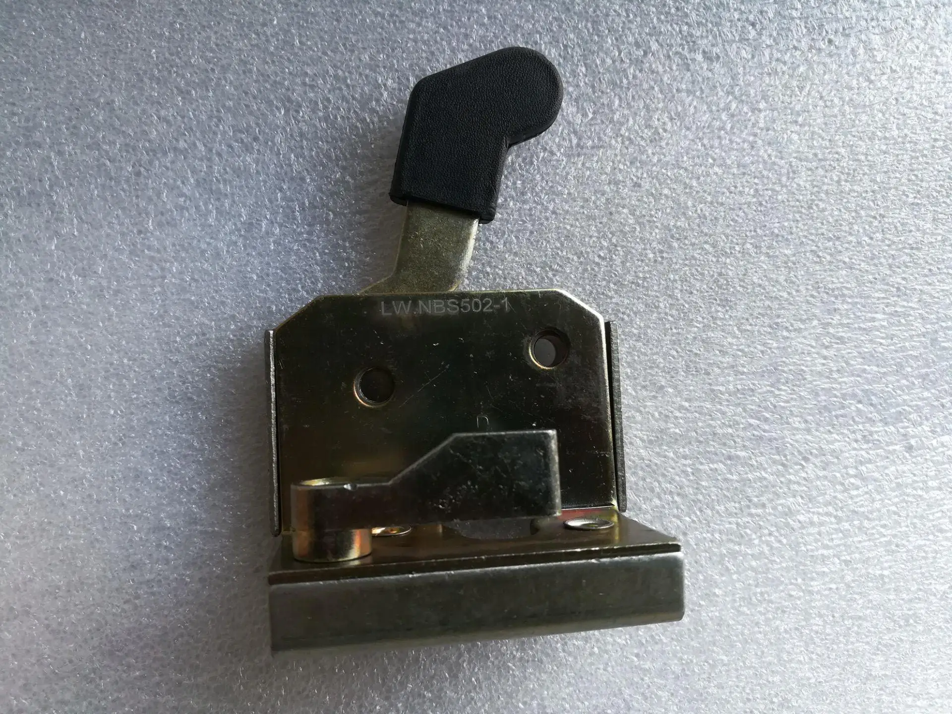Set of door locks with part number: LW. NBS502-1-H for Yituo YTO series tractor, check the shape and code number firstly