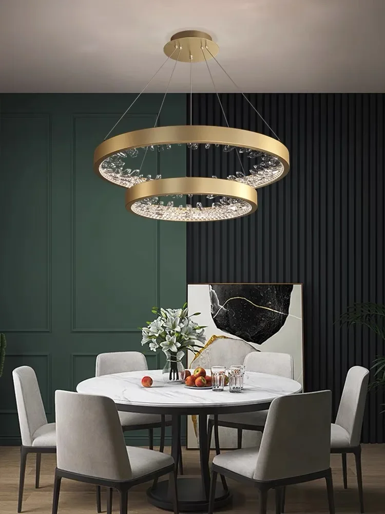 Plafonnier LED suspendu composé d'anneaux en cristal, design moderne luxueux, luminaire décoratif d'intérieur, idéal pour un salon, une villa ou des escaliers