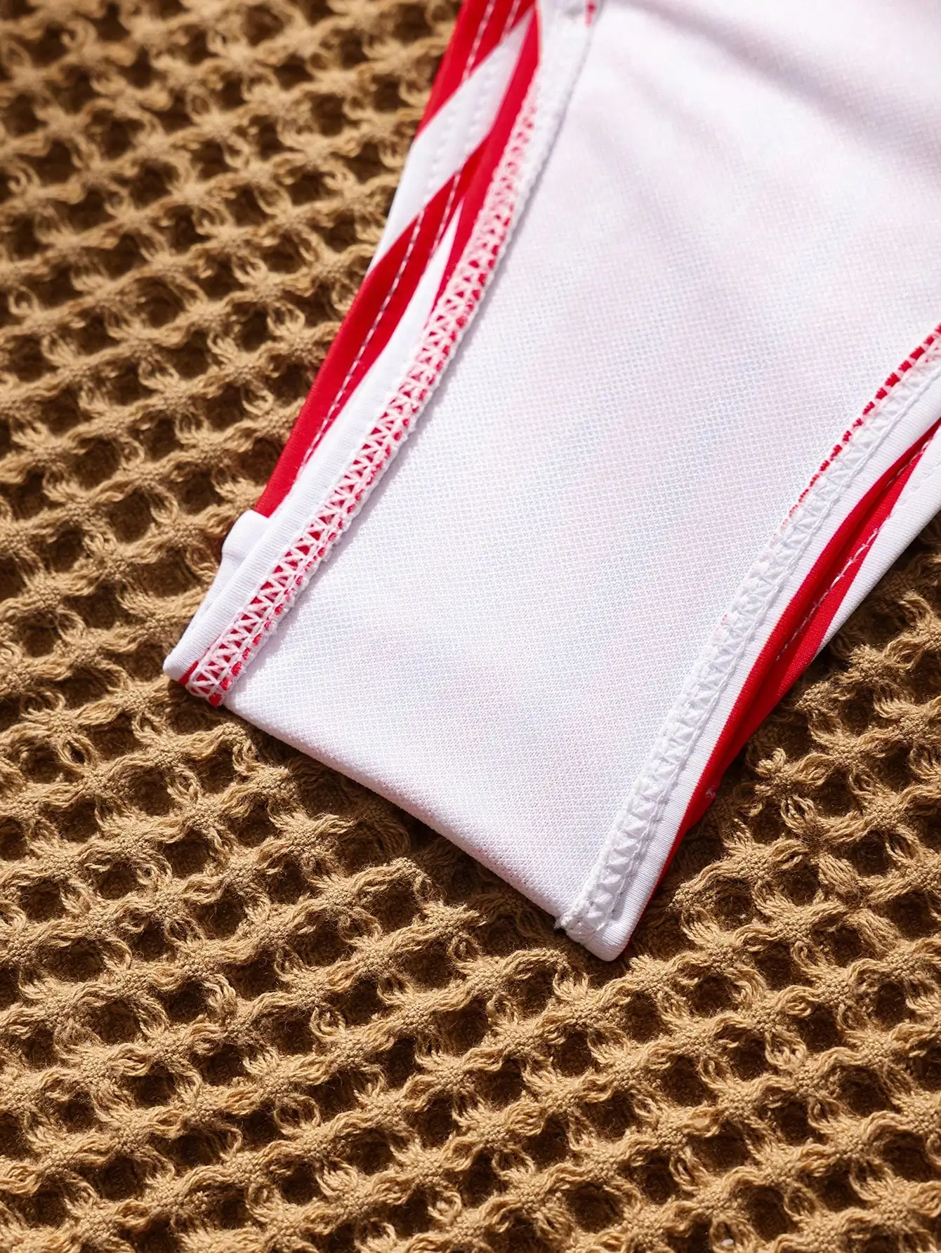 

Красно-бело-синий бикини с завязками на шее для женщин с патриотическим узором в виде звезд и полос, идеально подходит для пляжного образа на 4 июля.