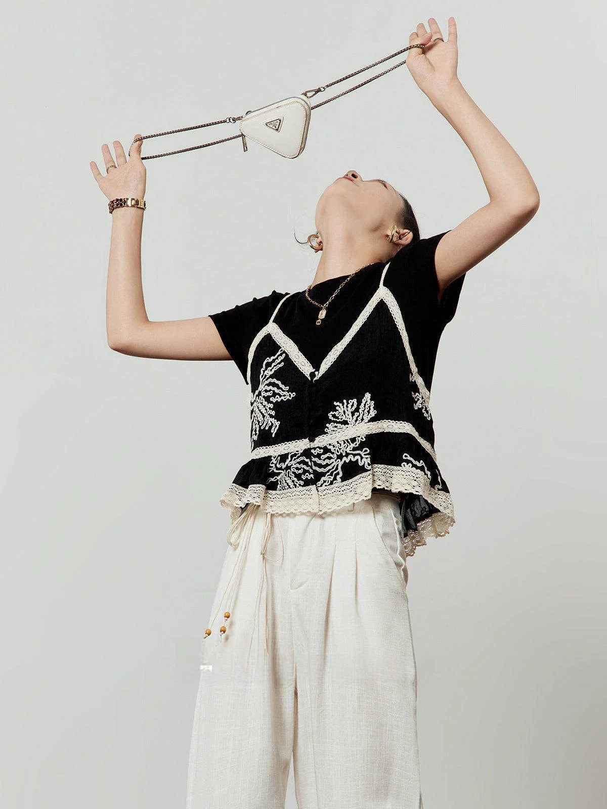 

Новая женская летняя футболка с кружевными вставками и цветочным принтом, приталенная, с круглым вырезом, для повседневной носки