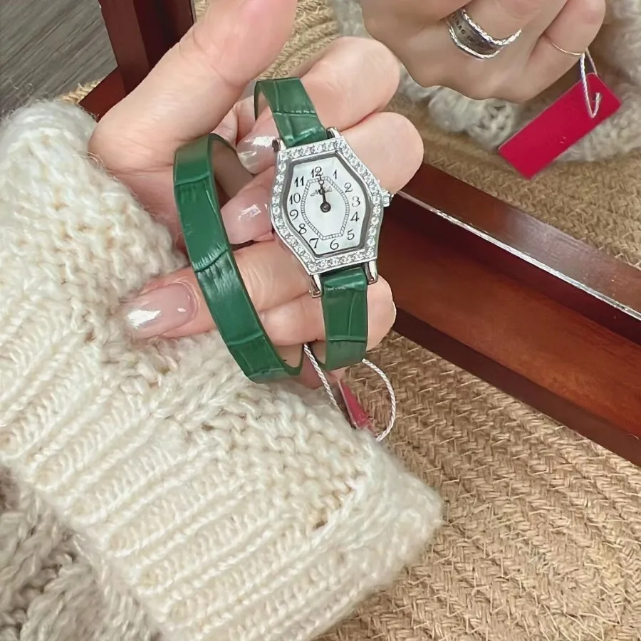 Elegant women's wristwatch, leather strap, ladies' tonneau-shaped dial, understated luxury, 2026 new model, unique wristwatch.