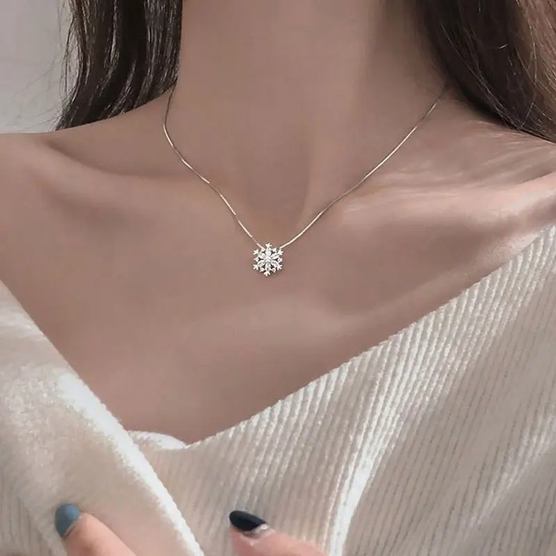 

Women Girls Korean Style Shining Crystal Snowflake Necklace Chain Rhinestone Snow Pendant Elegant Jewelry Accessories For Women