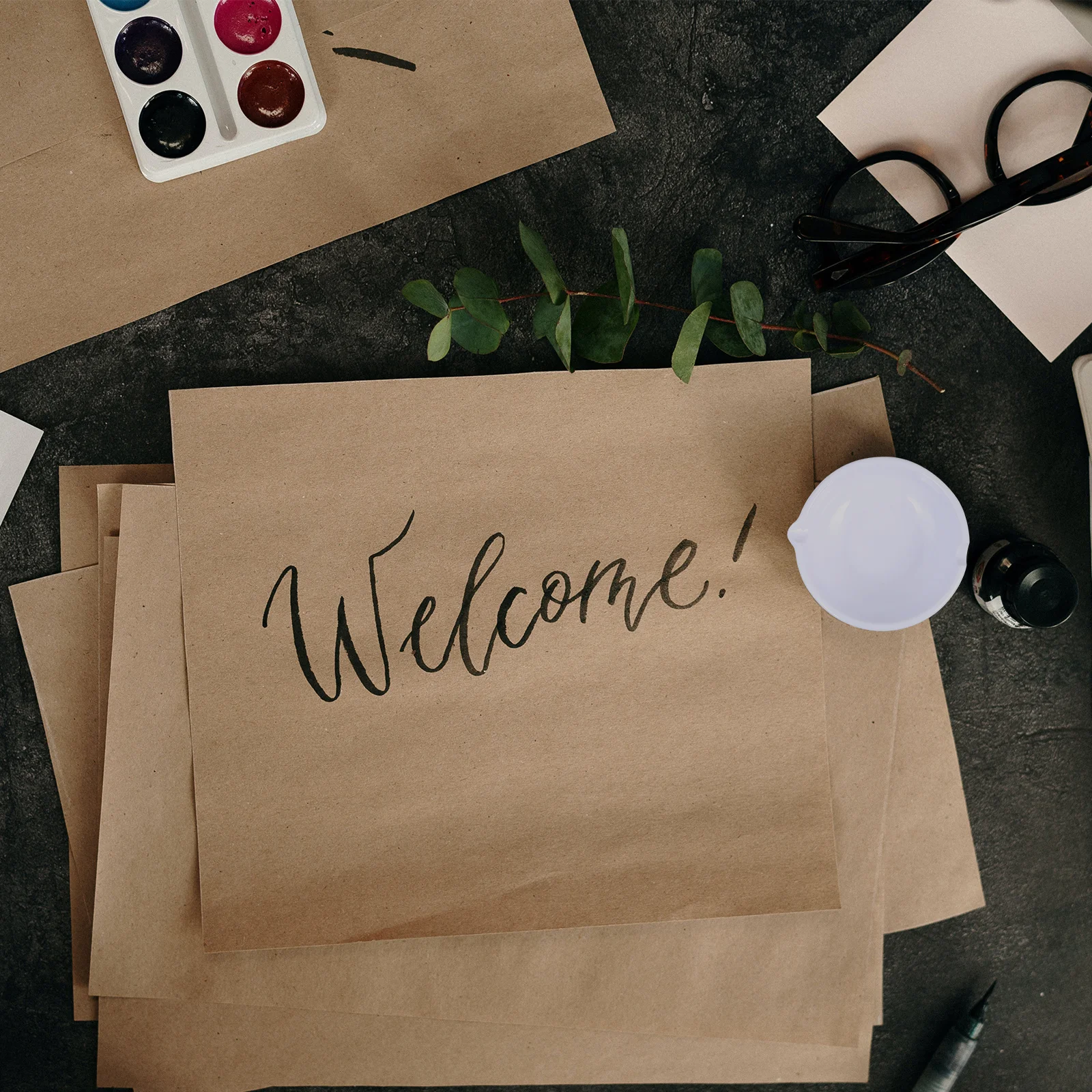 

1Pcs Ink Dish Round Plastic Ink Plate with Brush Holder Smooth Edges for Calligraphy Beginners Students Home Office Stationery