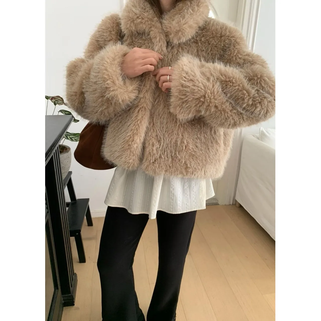 

Chic Furry Women's Coat Warm Faionable Winter Outerwear Korean Sle Regular Fit Online Exclusive Soft Medium Densi