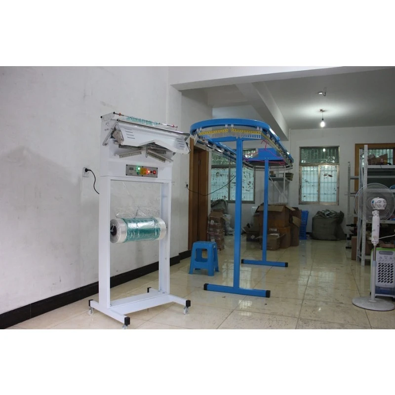 Clothes conveyor belt, dry cleaner conveyor line, clothing conveyor