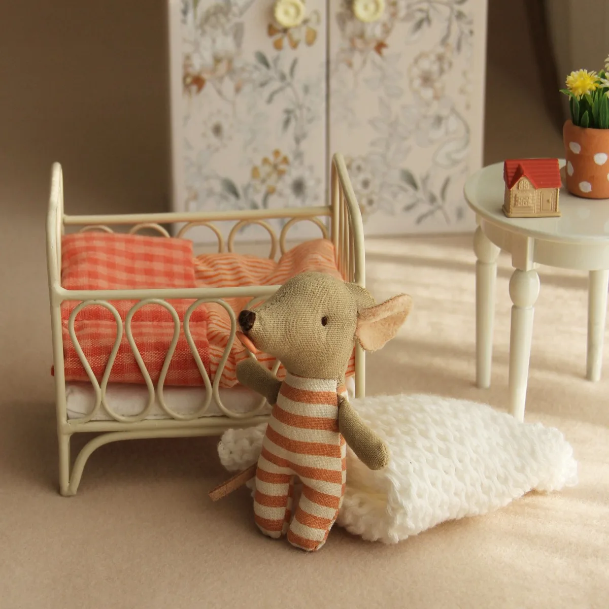 12-scale Cream Cradle Miniature For Mini Dolls Vintage Iron Tiny Doll Bed for Bjd Ob11 For Dollhouse Furniture