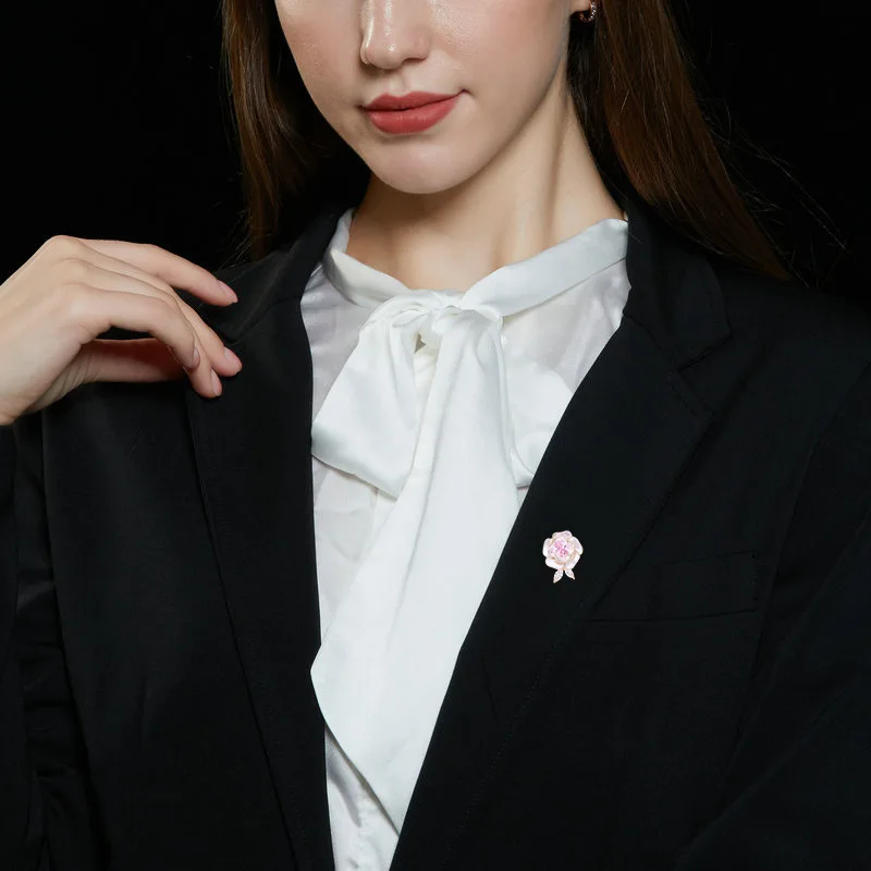 

New fashionable and light luxury anti-exposure camellia small brooch with a niche design for a fixed brooch