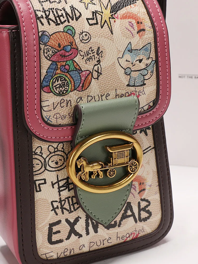 Vintage and Luxury Handheld Mobile Phone Bag with Cute Bear Graffiti and Premium Carriage Metal Women New Fashion Crossbody Bag