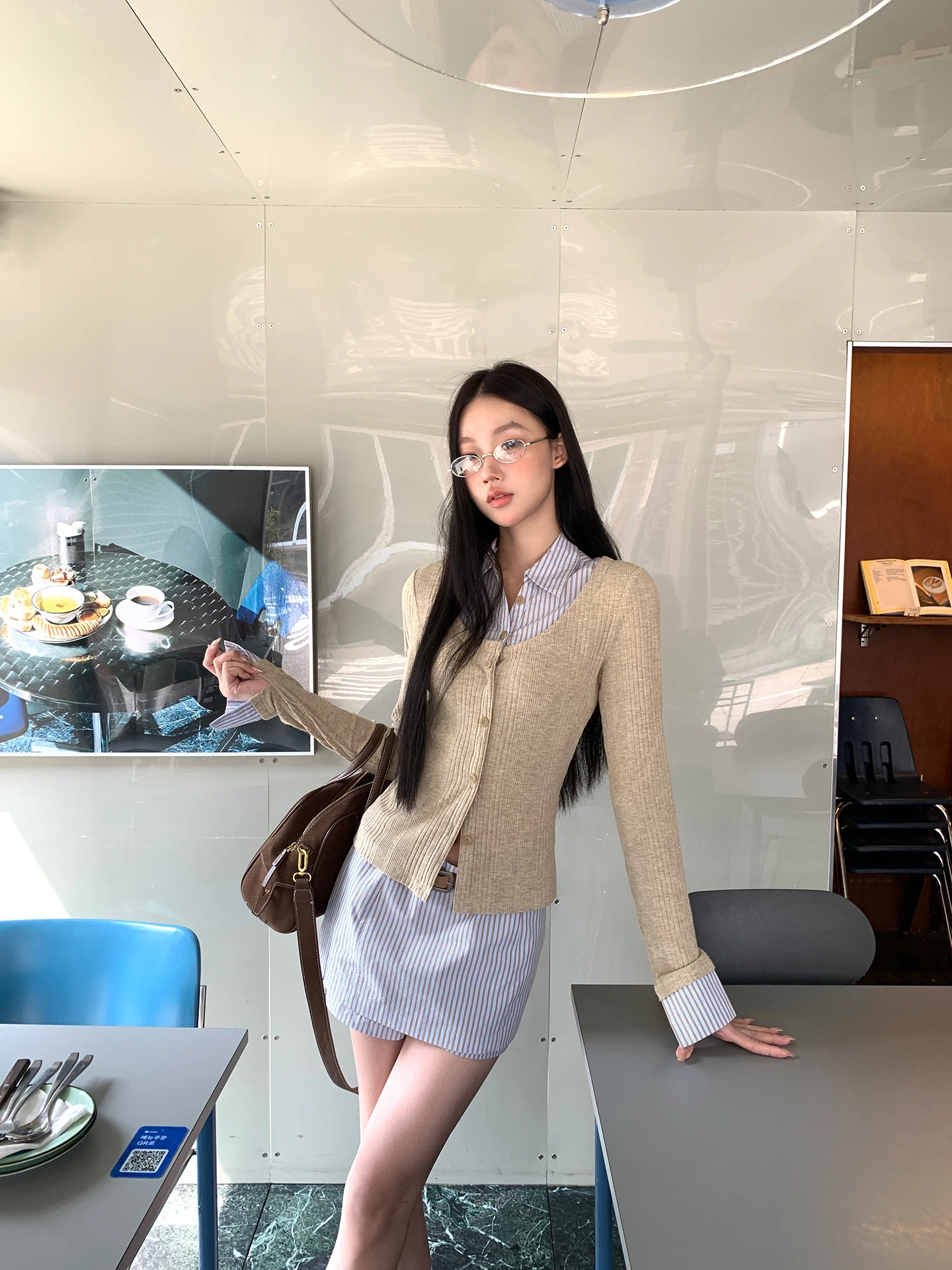 

Вязаная женская приталенная блузка Ele: стильный дышащий топ для весны, повседневный, прямой крой, с воротником-стойкой, длинными рукавами и пуговицами