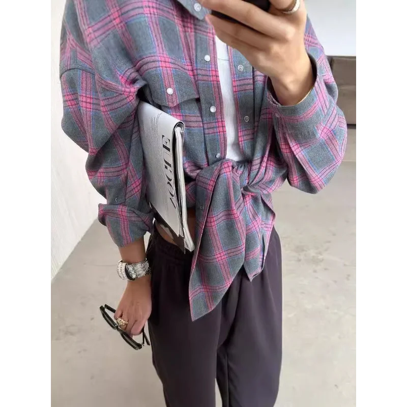 Koszula damska w stylu retro z luźnym kołnierzem, w kratę, z długim rękawem i kieszeniami.