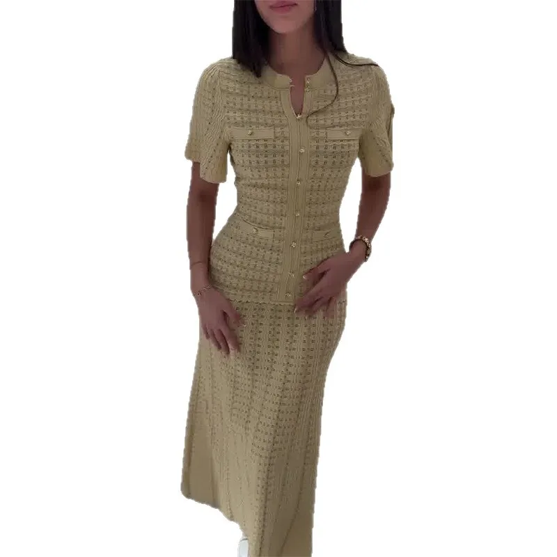 2026 Frühling Neue Mode Beige Elegantes Strick-Maxikleid für Damen mit O-Ausschnitt, Cut-Outs und kurzen Ärmeln, schmal geschnitten