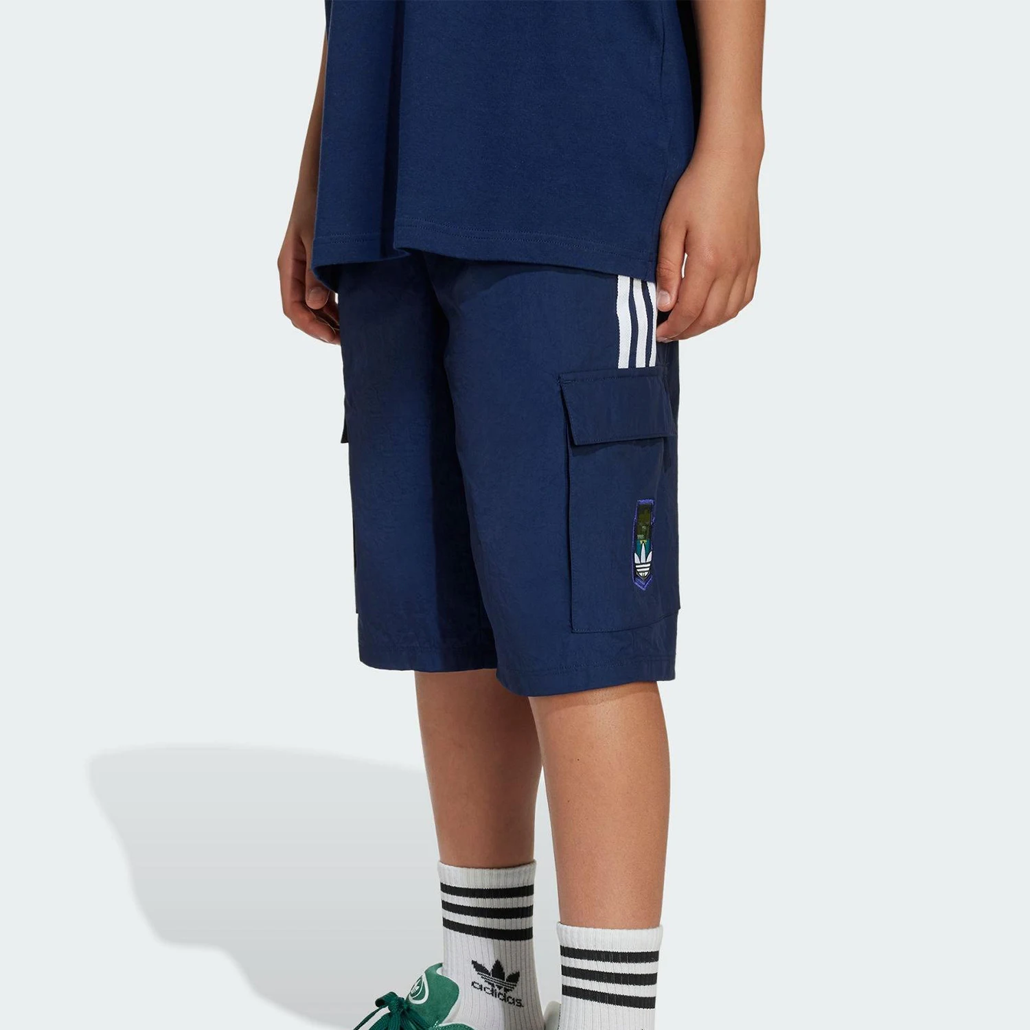 adidas-genuine-trefoil-big-kids-retro-loose-woven-short-pants-kd9833