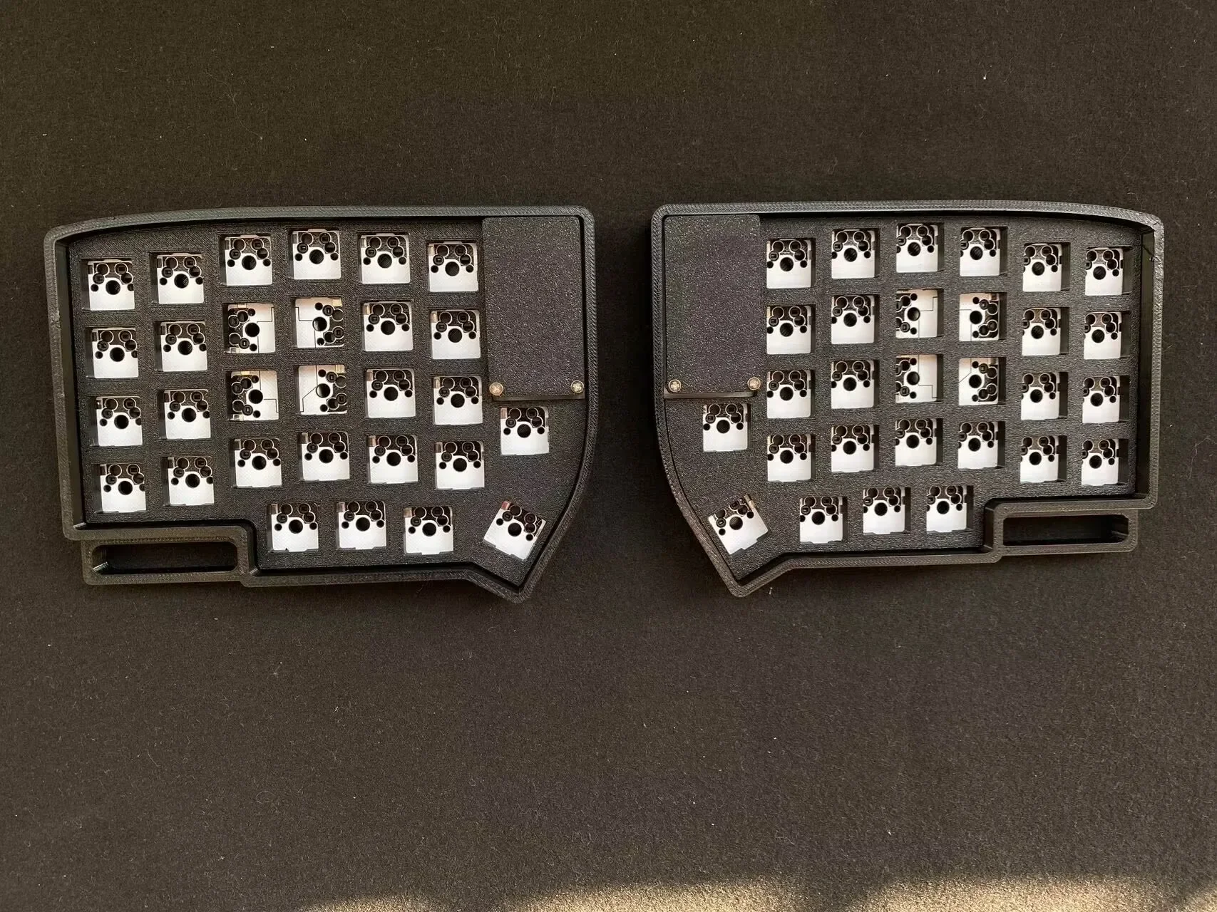 

LILY 58 Wireless Split Keyboard Kit Customized Single Mode Wireless Lily58 Mechanical Keyboard for Vial Keymap No Switch Keycap