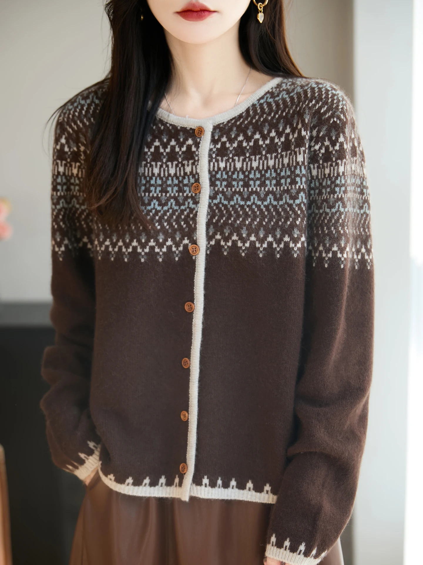 เสื้อสเวตเตอร์แฟชั่นใหม่สำหรับผู้หญิง ฤดูใบไม้ร่วง ฤดูหนาว ดีไซน์หรูหรา ผลิตจากขนแกะเมอริโน 30% เสื้อถักสไตล์เรโทร คาร์ดิแกนแขนยาวสำหรับผู้หญิง เสื้อผ้าแฟชั่น