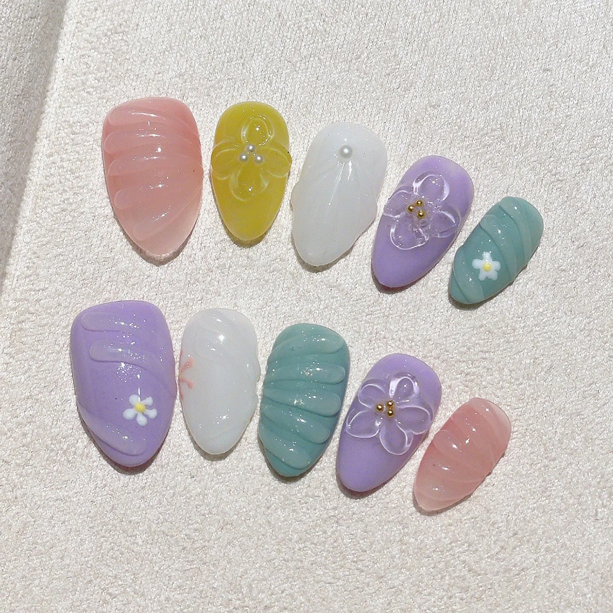10 Stück Kurze Mandel-Press-On-Nägel Set, Bunte Künstliche Nägel, Sanfte Elegante Tragbare Nagelkunst, Prachtvolle Blumen