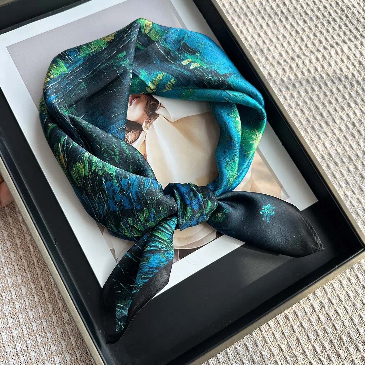 

Женский квадратный шарф из 100% шелка с синим звездным светом, 65 см, модный утеплитель шеи, небольшой аксессуар на шею