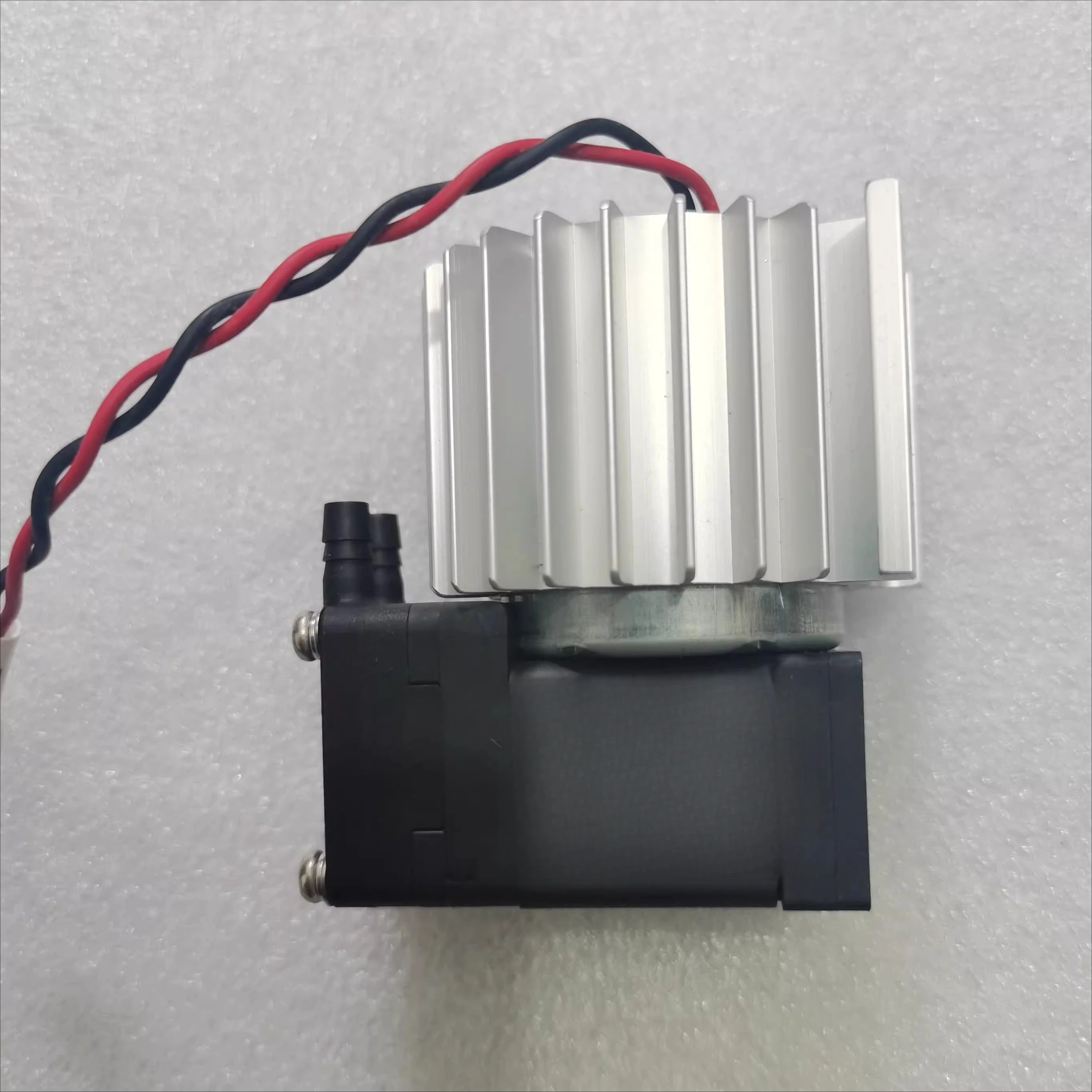 

Бесщеточный мембранный насос постоянного тока, водяной насос, устойчивый к коррозии насос для жидкости APN-30GD3-W DC24V