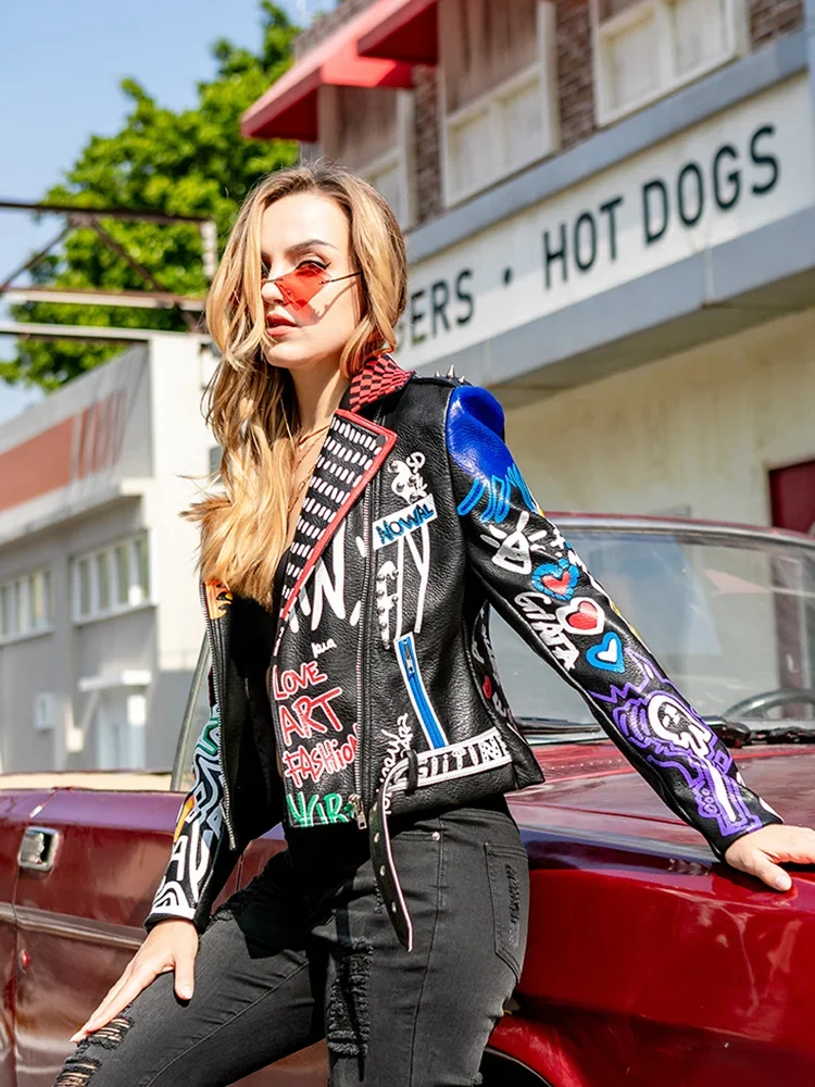 ZURICHOUSE Personalidade Graffiti Imprimir PU Leather Locomotive Jacket Mulheres Slim Short Streetwear Punk Rivet Casacos Feminino