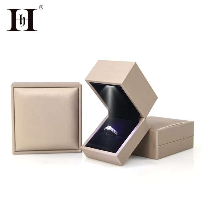 Joyero de cuero cepillado con luz Led, caja para anillo, collar, pendientes, pulsera, venta al por mayor