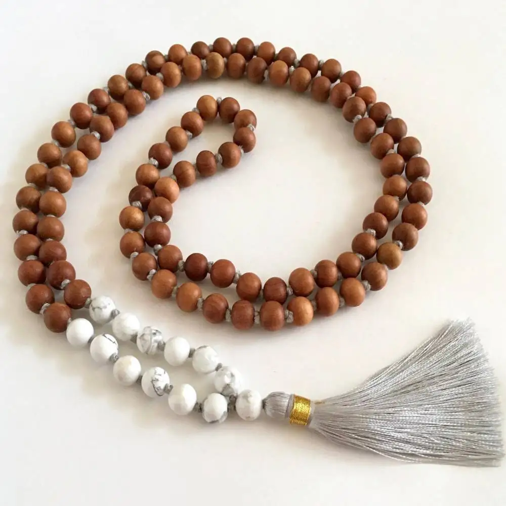 

Ожерелье-мала из натурального дерева и белого говлита (108 бусин) с серым кисточком: украшение для заземления и успокоения, целебное украшение