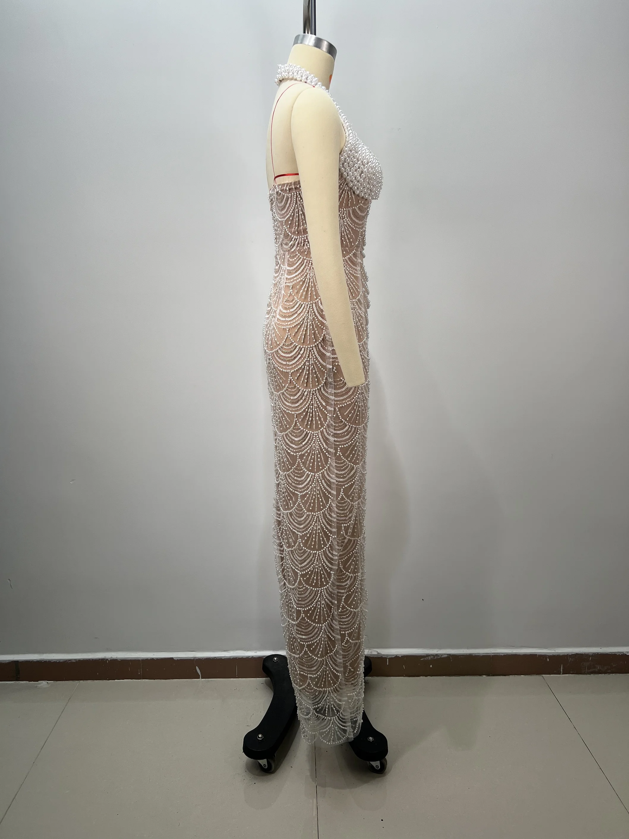 Dames beige mouwloze halterjurk met kralen, halterhalslijn met parelschaal en doorschijnende zeemeerminsleep, luxe avondgalajurk ​