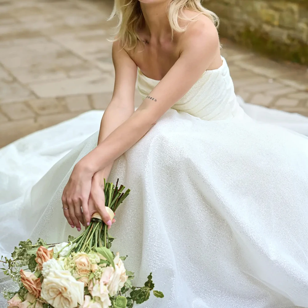 Aラインストラップレスノースリーブウェディングドレスカスタマイズされたチュールイ​​リュージョン花嫁ドレスオープンバックシャーリングフロアレングスVestidosデノビア