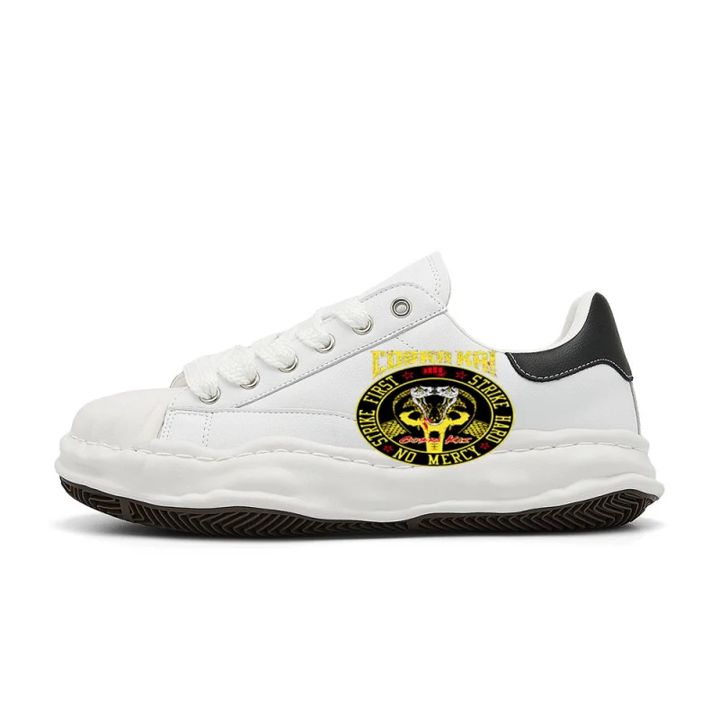 

Кроссовки Cobra Kai, Strike First Strike Hard No Mercy в ретро-стиле, созданные в стиле ретро, стильные, удобные и универсальные.