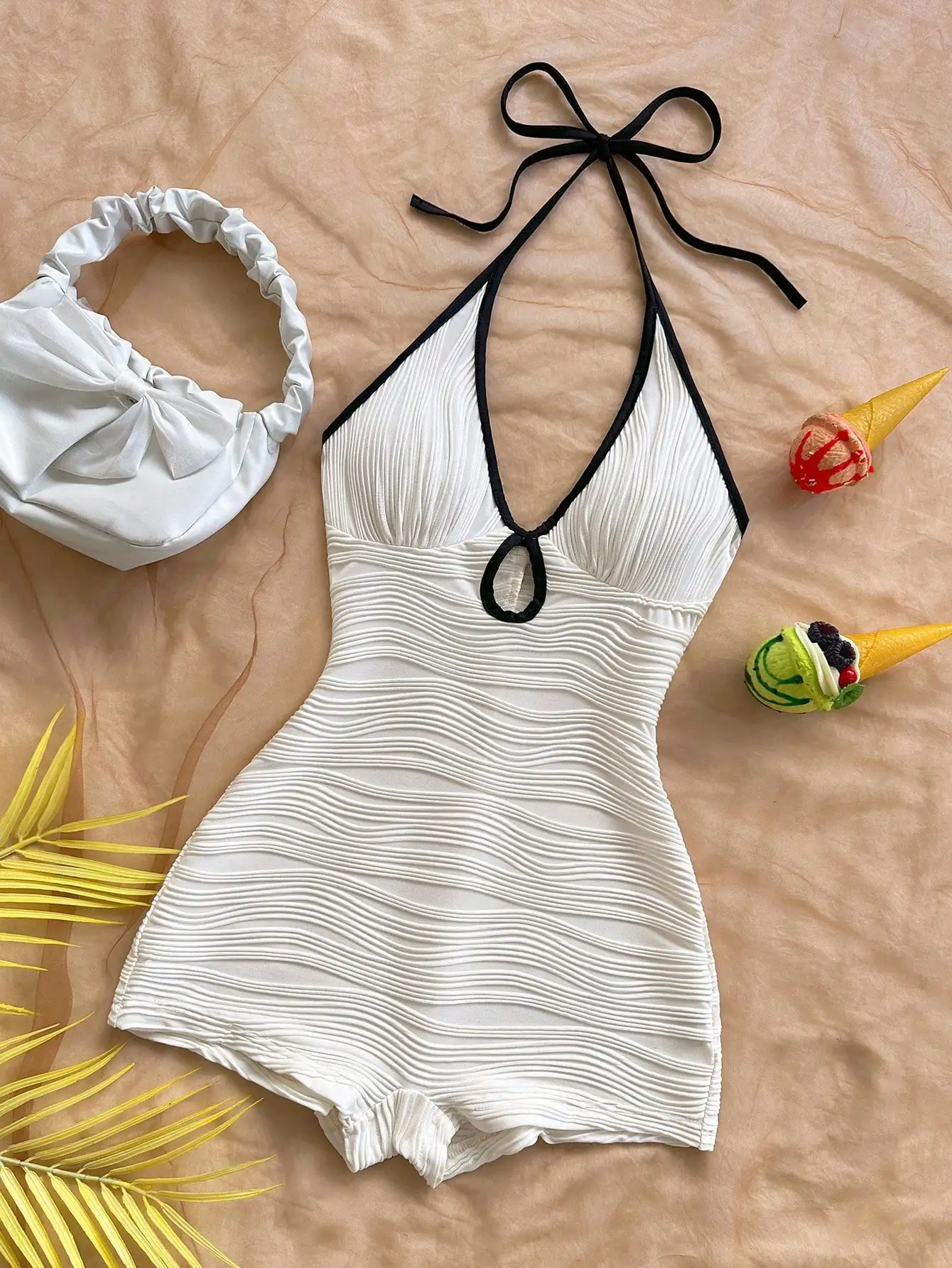 

Женский комбинезон с воротником-халтером, ребристой отделкой, черной окантовкой и вырезом спереди