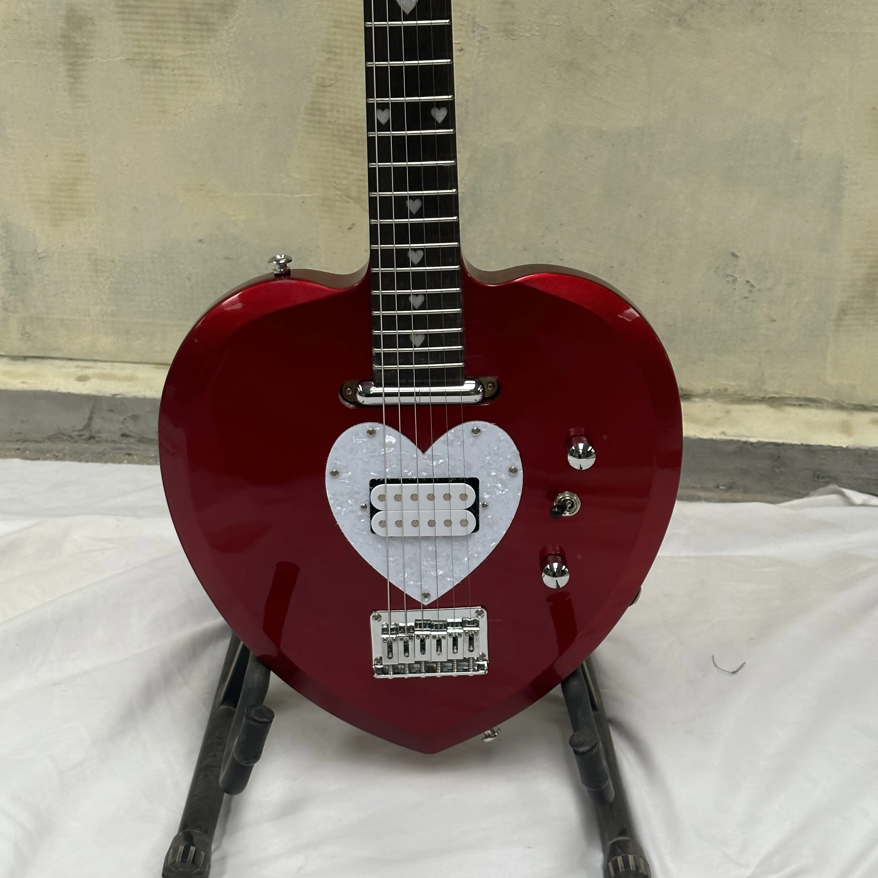 In stock Love Split Electric Guitar Pearl White Heart-shaped Single and Double Pickups guitara guitarra