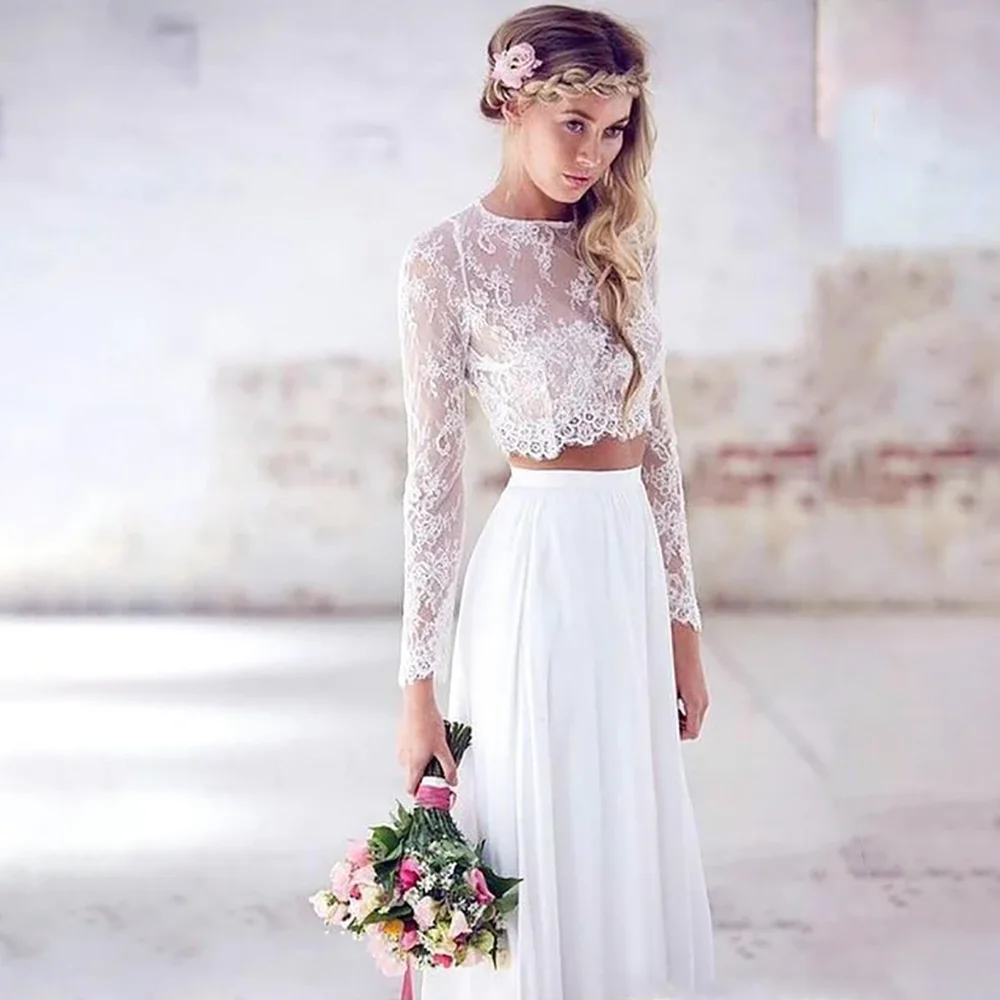 Conjunto de novia de dos piezas elegante top crop manga larga de encaje floral transparente falda larga de gasa fluida blanca estilo bohemio espalda abierta con botones para bodas en la playa y ceremonias al aire libre