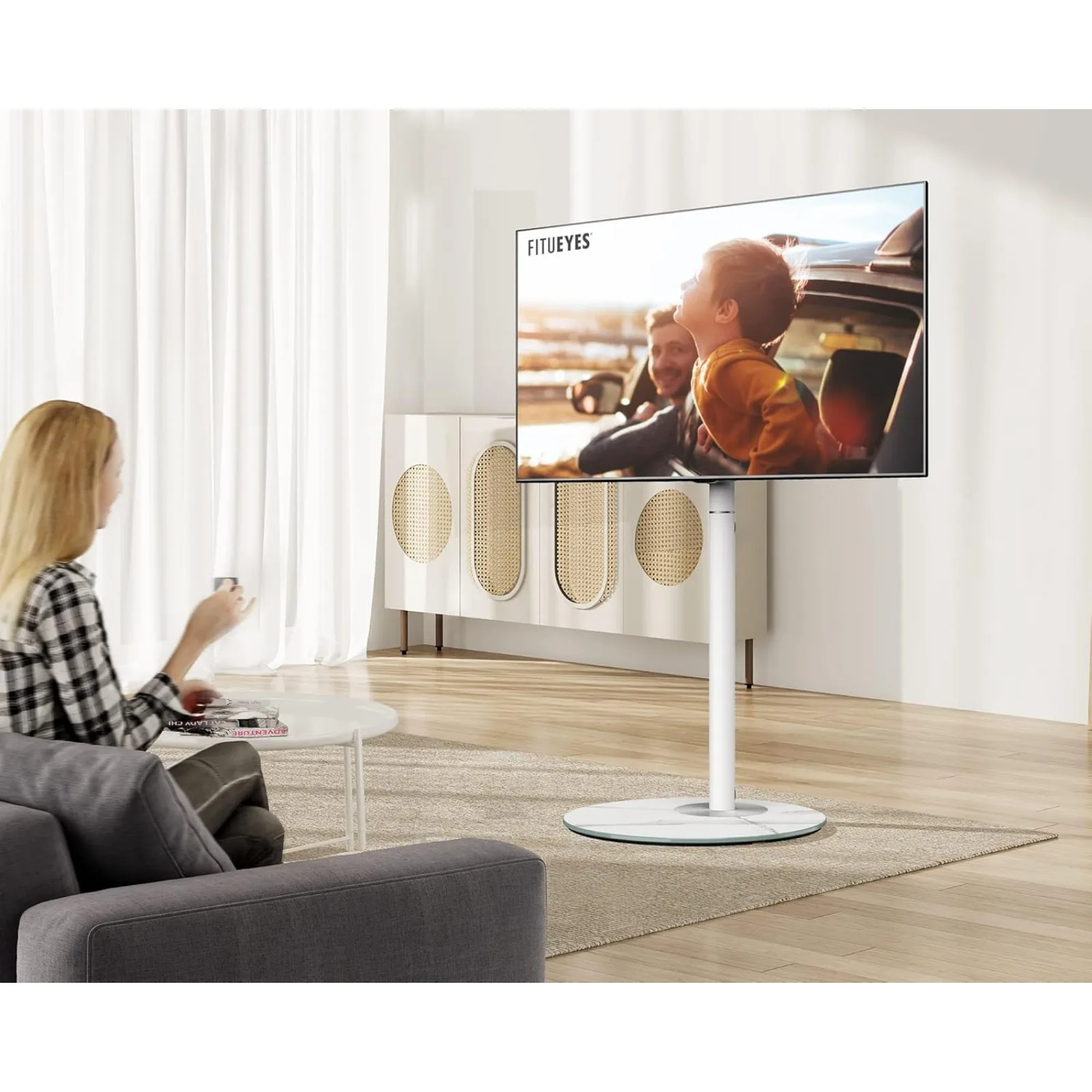 Stand TV sudut desain FITUEYES US untuk 37 "-65", Mid Century Stand TV putih Modern dengan dasar kaca bertekstur marmer &